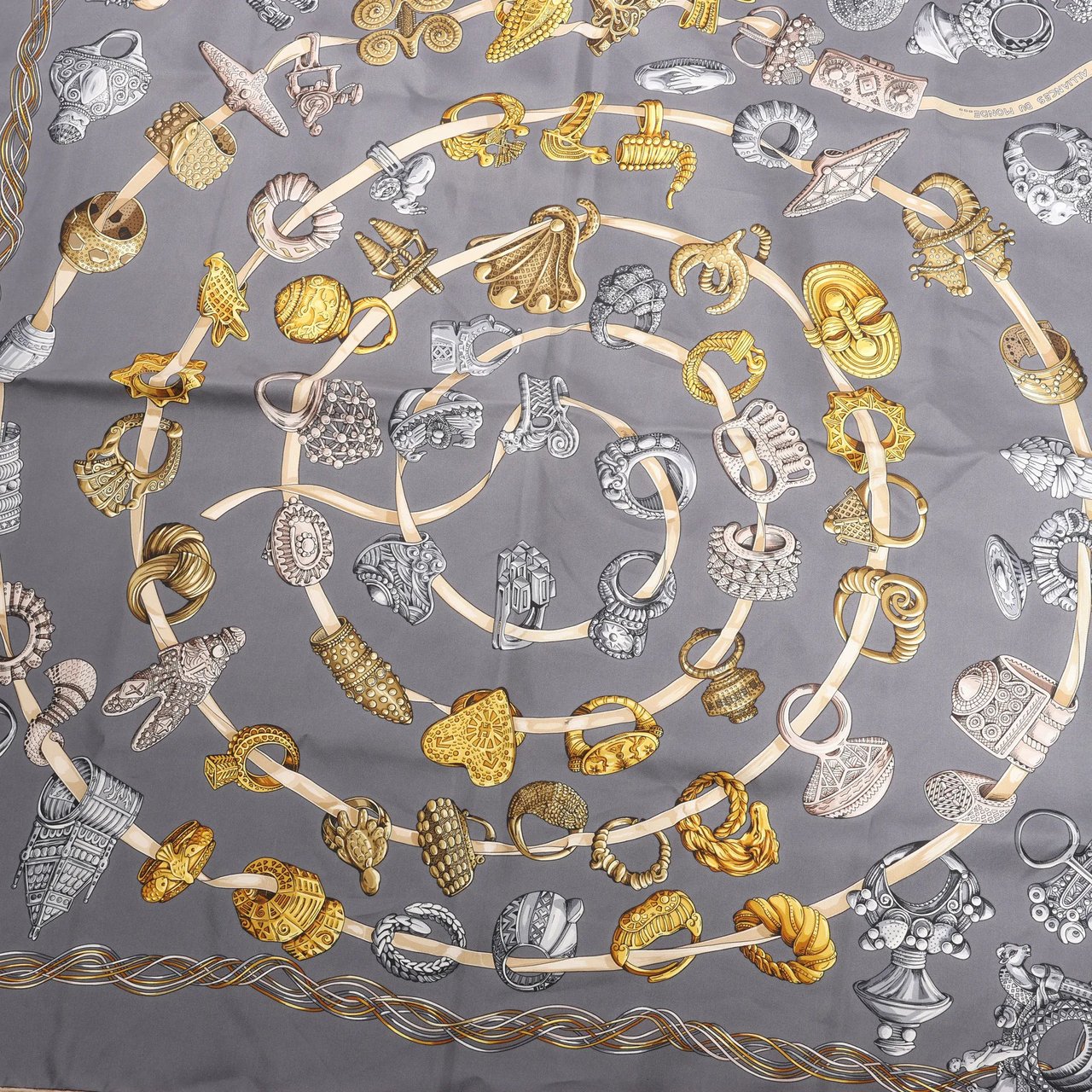 Hermès Hermès Carré 90 "ALLIANCES DU MONDE" Silk handkerchief in Gray Grijs