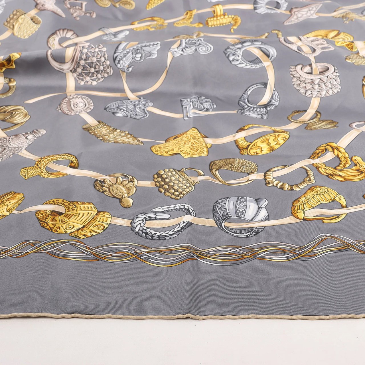 Hermès Hermès Carré 90 "ALLIANCES DU MONDE" Silk handkerchief in Gray Grijs