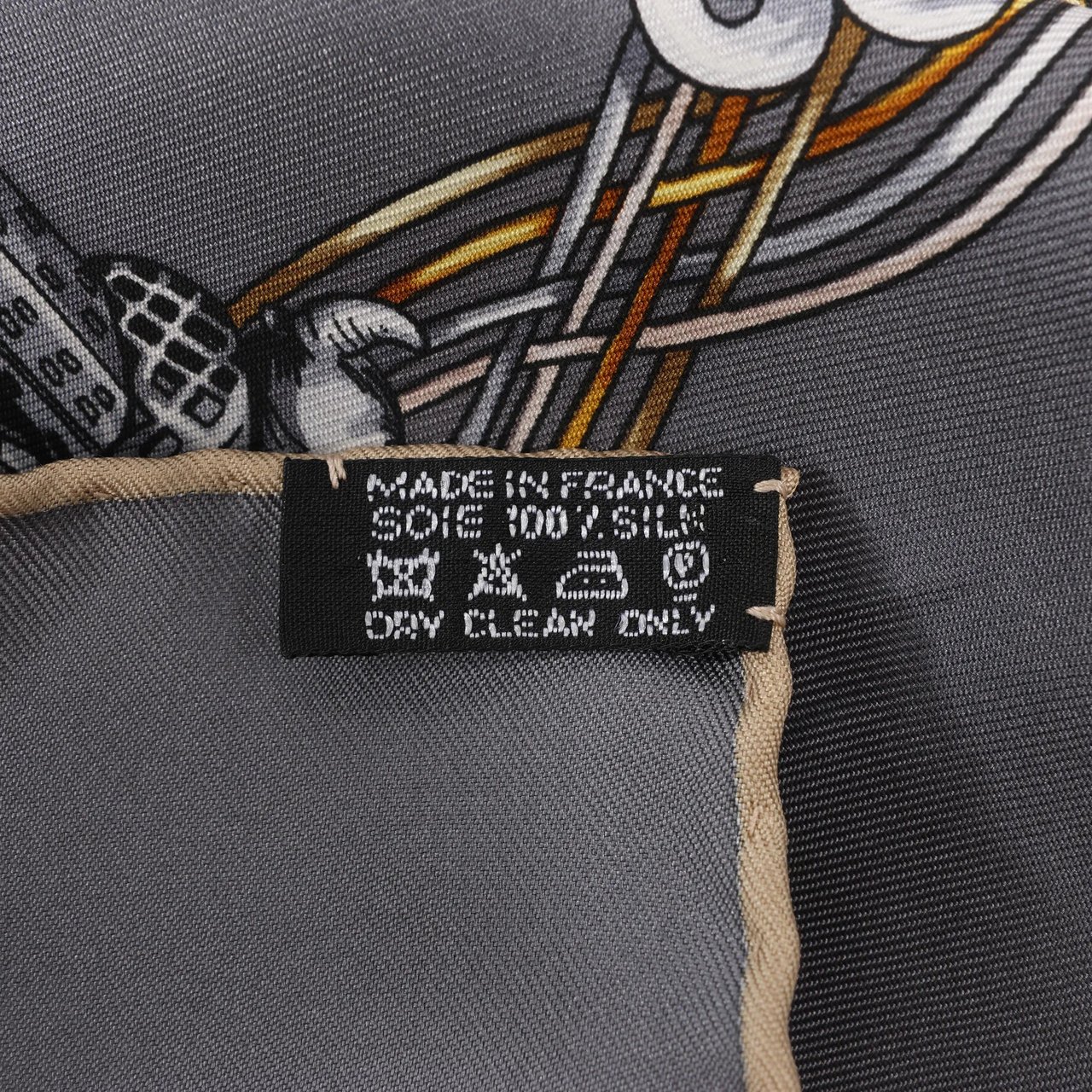 Hermès Hermès Carré 90 "ALLIANCES DU MONDE" Silk handkerchief in Gray Grijs