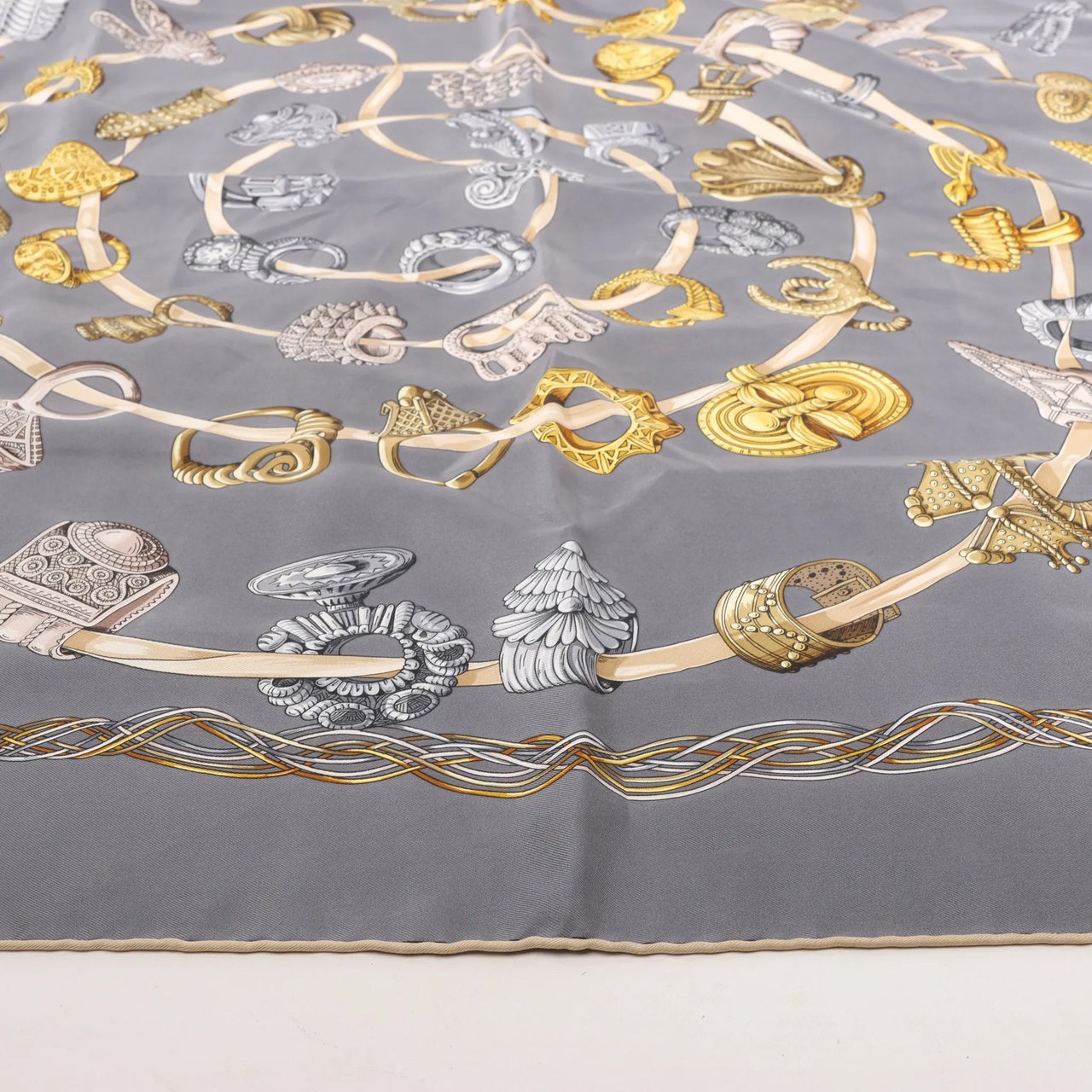 Hermès Hermès Carré 90 "ALLIANCES DU MONDE" Silk handkerchief in Gray Grijs