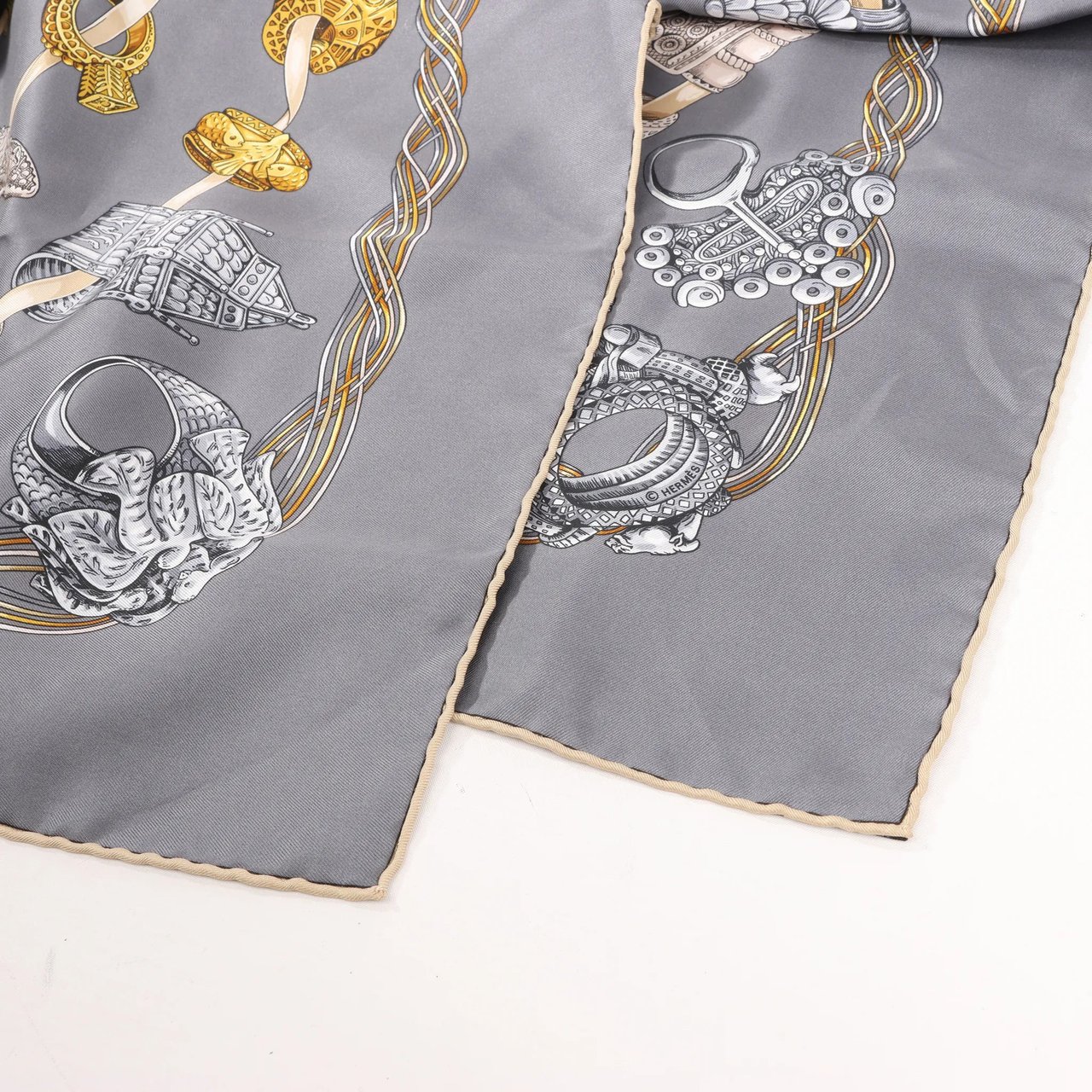 Hermès Hermès Carré 90 "ALLIANCES DU MONDE" Silk handkerchief in Gray Grijs