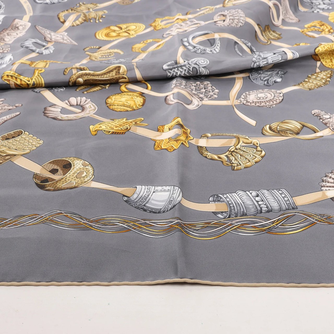 Hermès Hermès Carré 90 "ALLIANCES DU MONDE" Silk handkerchief in Gray Grijs