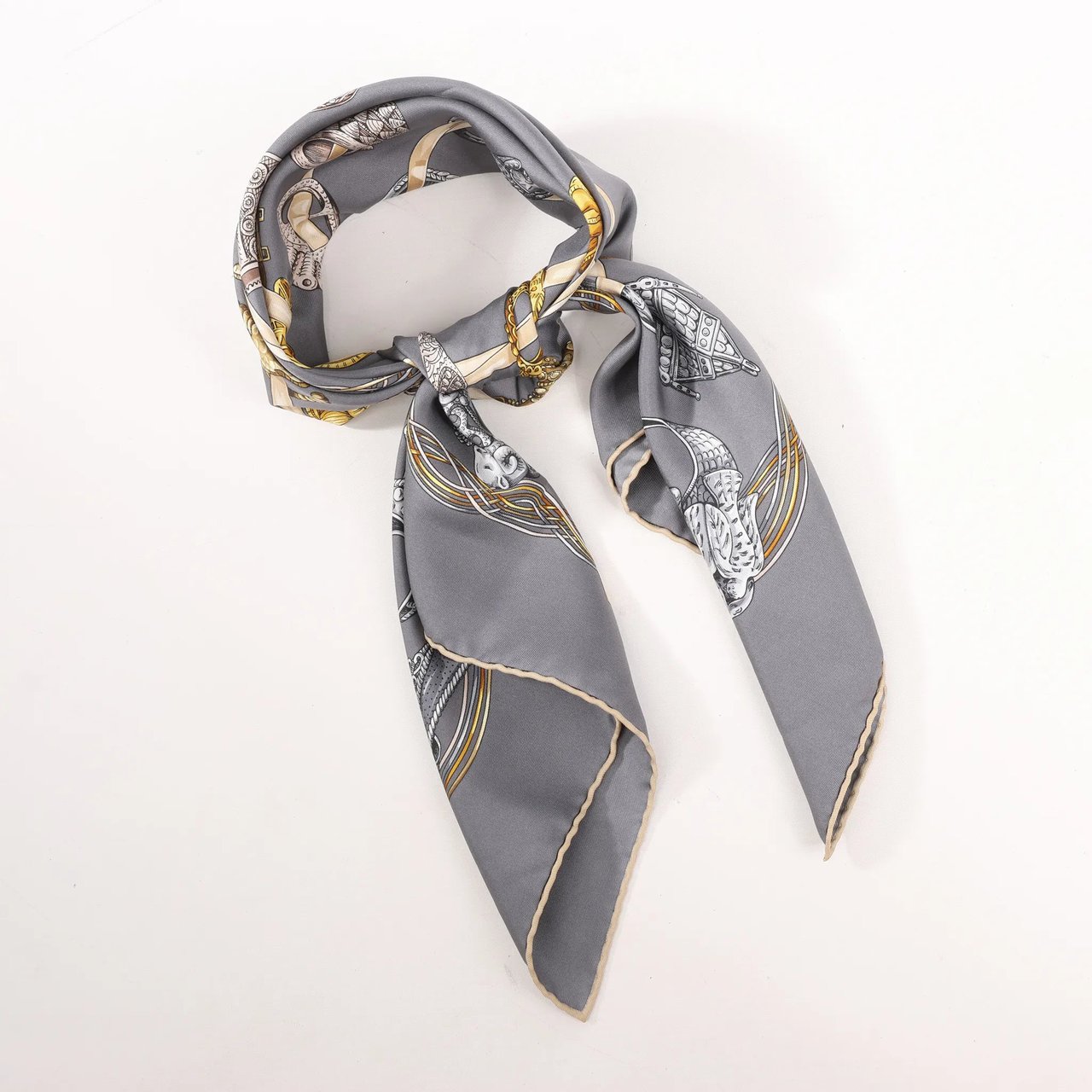 Hermès Hermès Carré 90 "ALLIANCES DU MONDE" Silk handkerchief in Gray Grijs