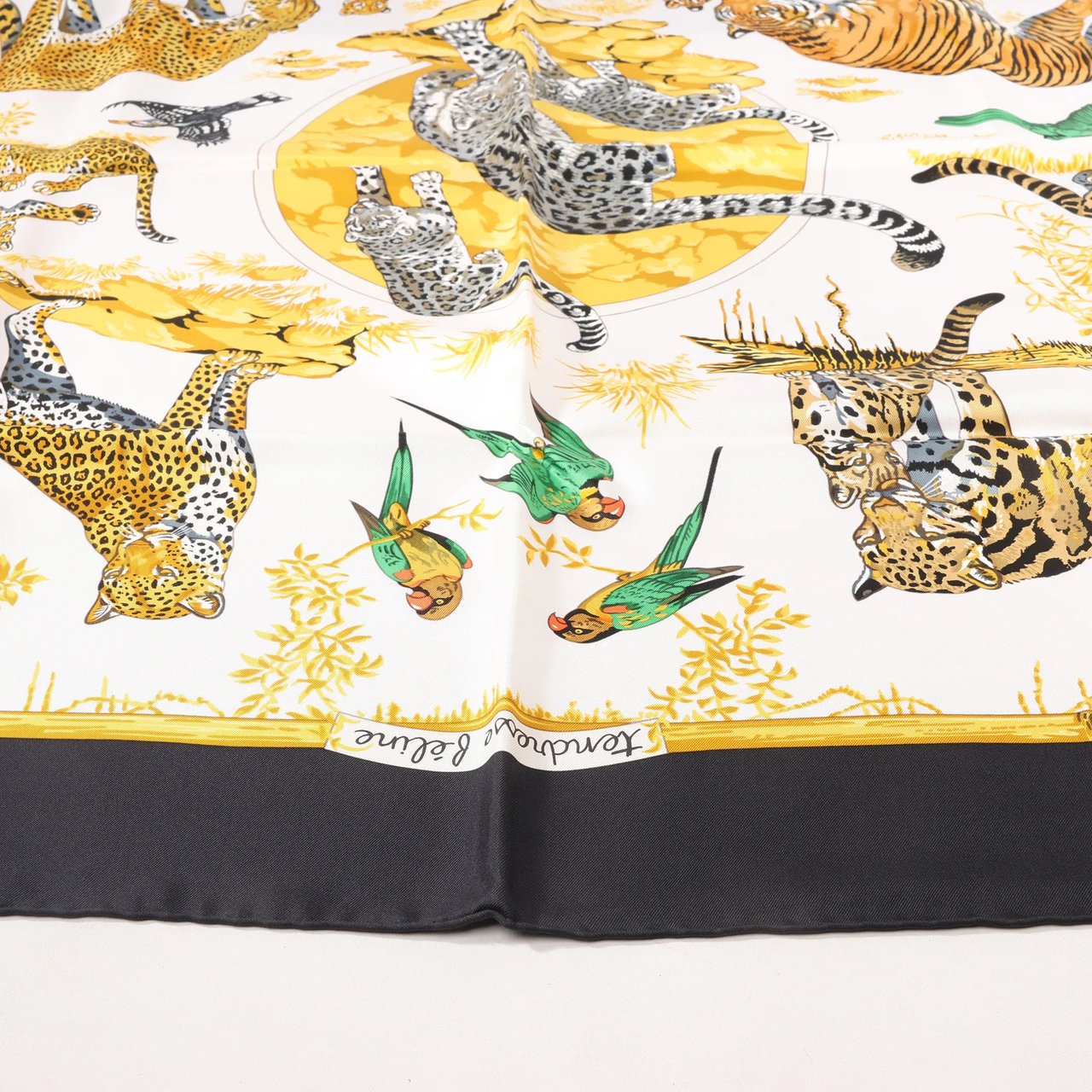 Hermès Hermès Carré 90 "tendresse feline" Silk handkerchief in Black x Yellow Geel