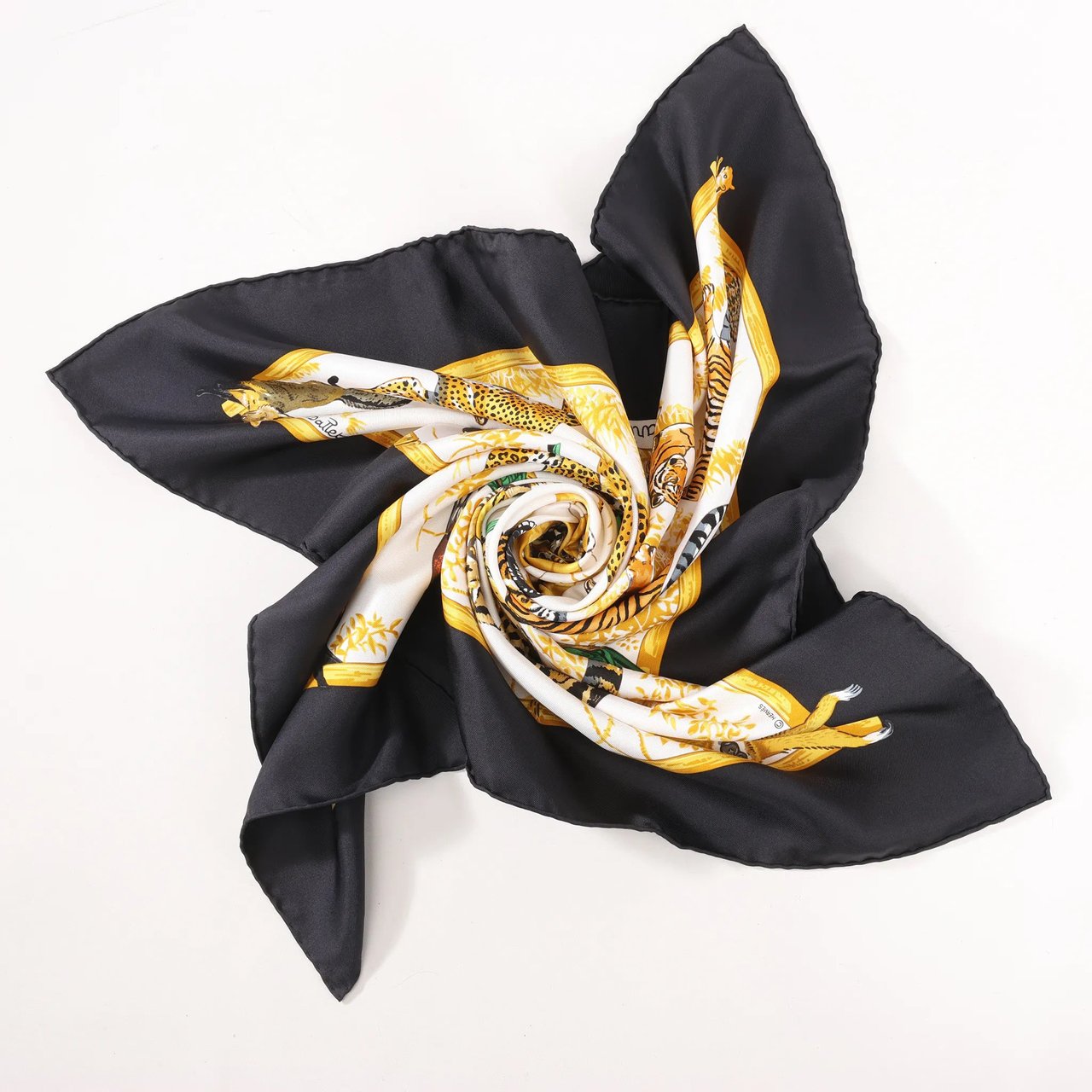 Hermès Hermès Carré 90 "tendresse feline" Silk handkerchief in Black x Yellow Geel