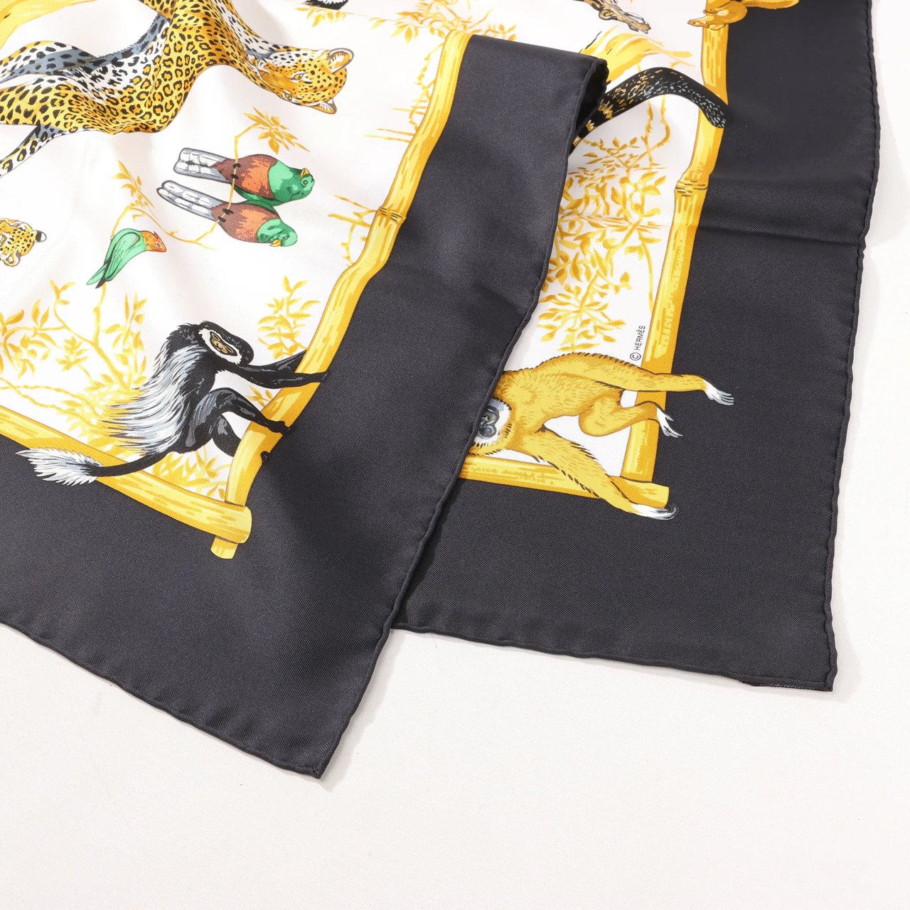 Hermès Hermès Carré 90 "tendresse feline" Silk handkerchief in Black x Yellow Geel