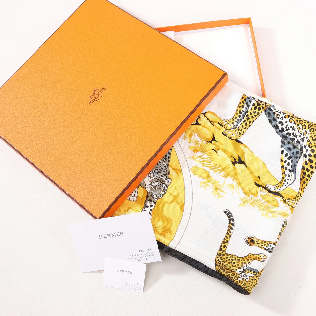 Hermès Hermès Carré 90 "tendresse feline" Silk handkerchief in Black x Yellow Geel