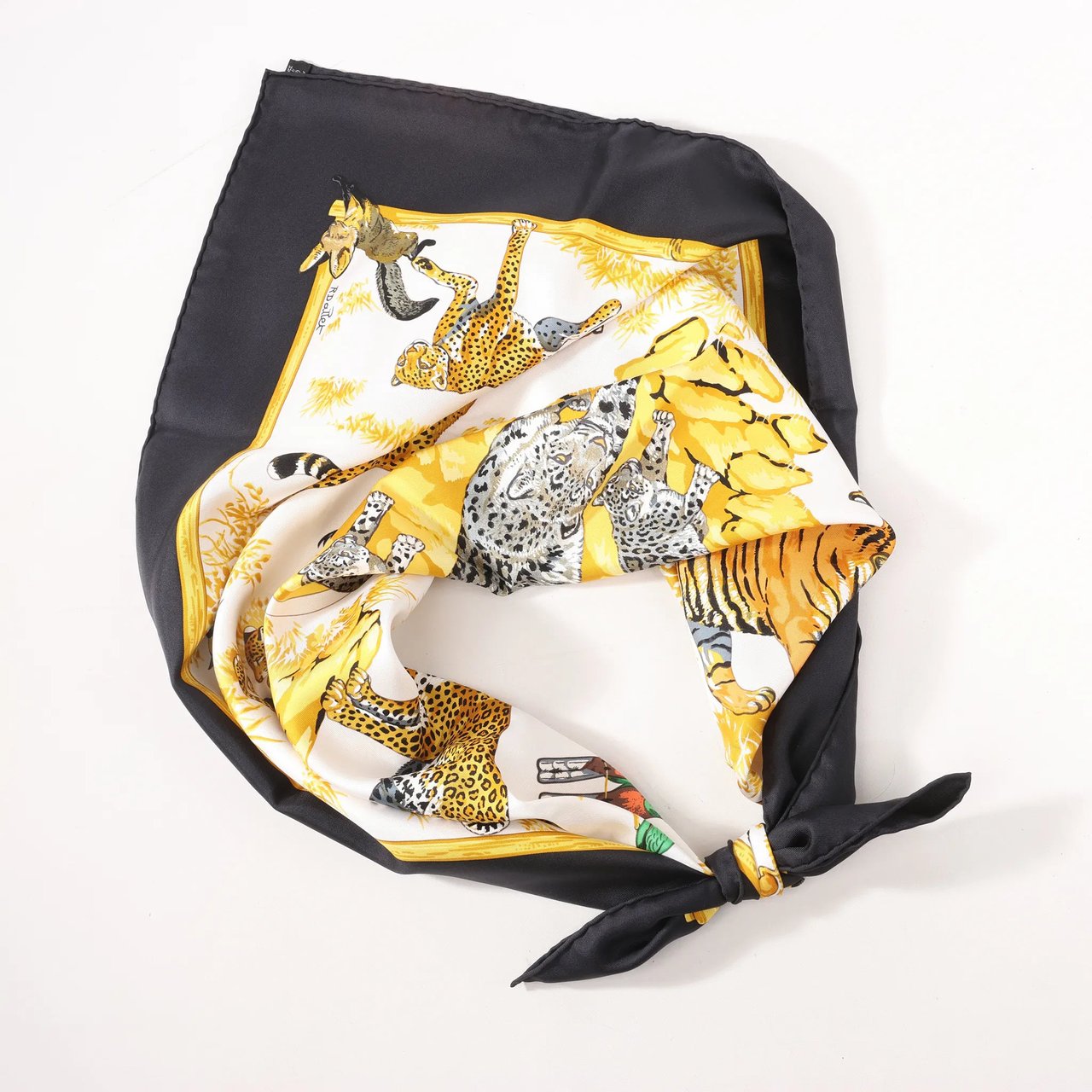 Hermès Hermès Carré 90 "tendresse feline" Silk handkerchief in Black x Yellow Geel