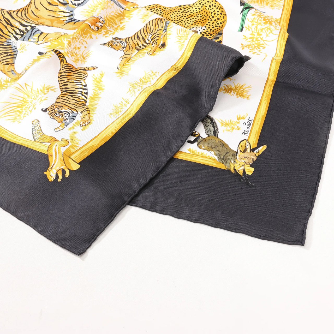 Hermès Hermès Carré 90 "tendresse feline" Silk handkerchief in Black x Yellow Geel