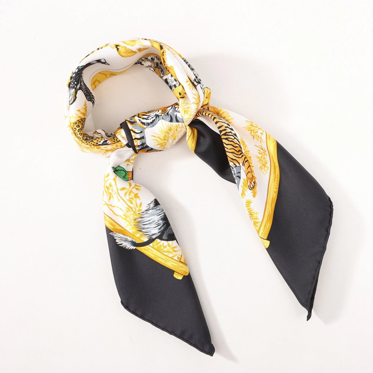 Hermès Hermès Carré 90 "tendresse feline" Silk handkerchief in Black x Yellow Geel