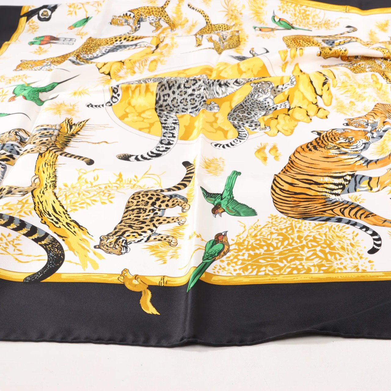Hermès Hermès Carré 90 "tendresse feline" Silk handkerchief in Black x Yellow Geel