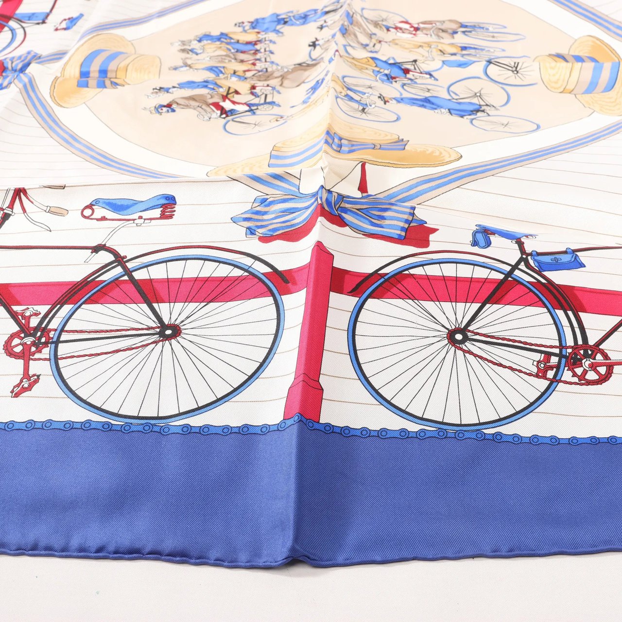 Hermès Hermès Carré 90 "LES BECANES" Silk handkerchief in Blue x White Blauw