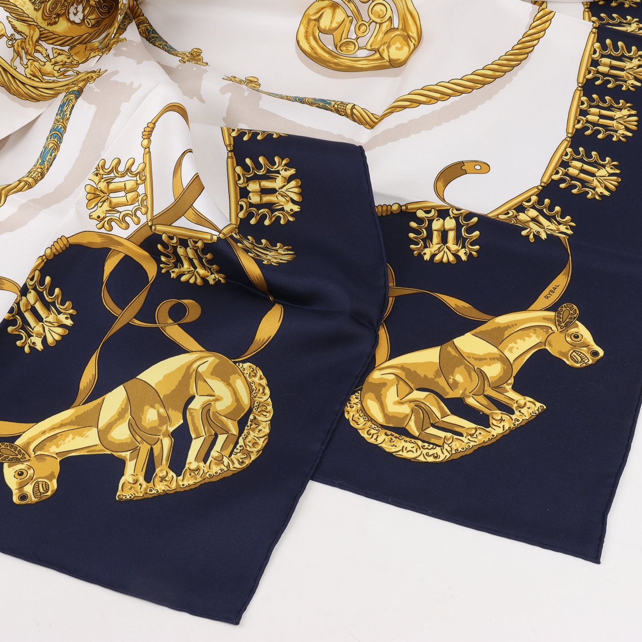 Hermès Hermès Carré 90 "LES CAVALIERS D'OR" Silk handkerchief in Navy Blue Blauw