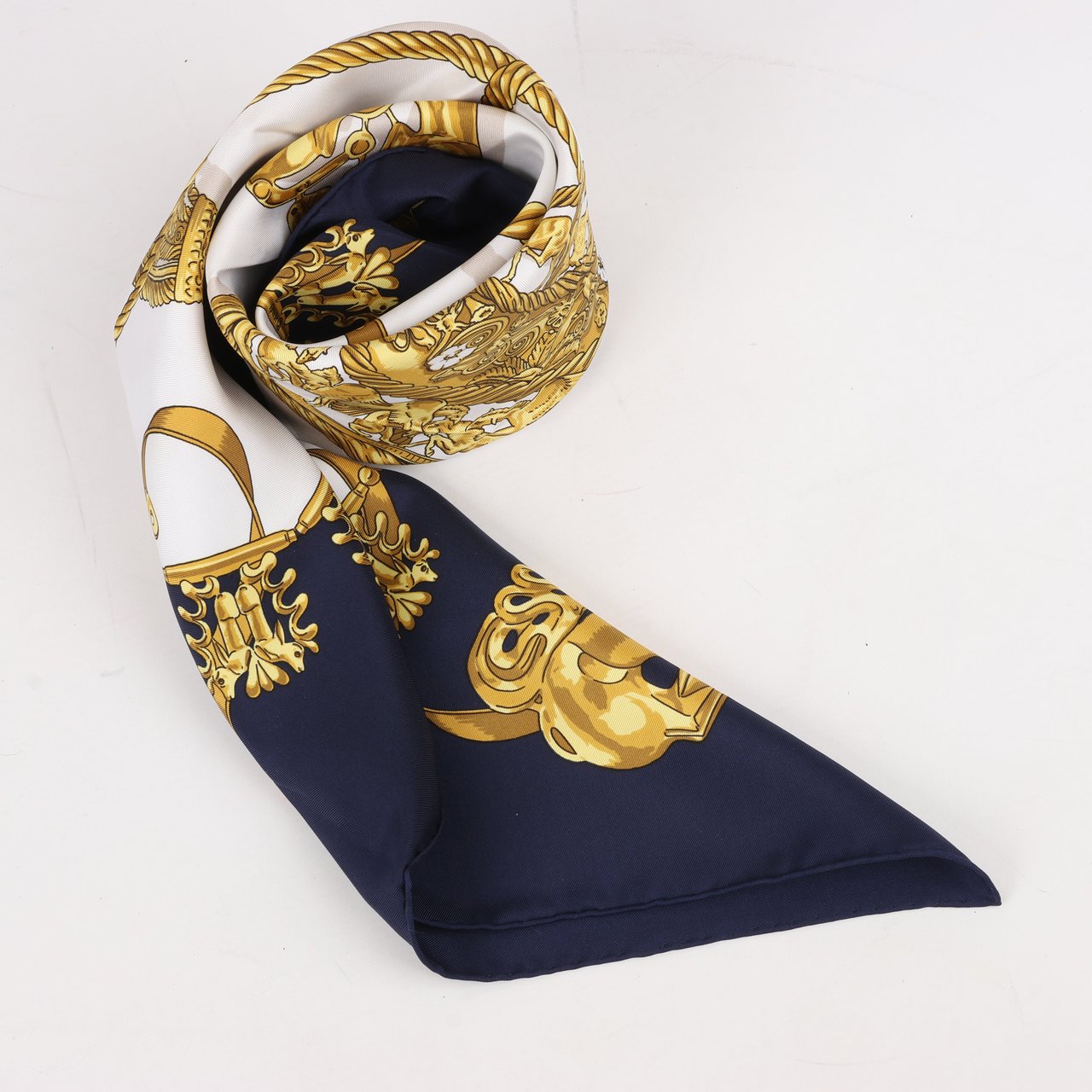 Hermès Hermès Carré 90 "LES CAVALIERS D'OR" Silk handkerchief in Navy Blue Blauw