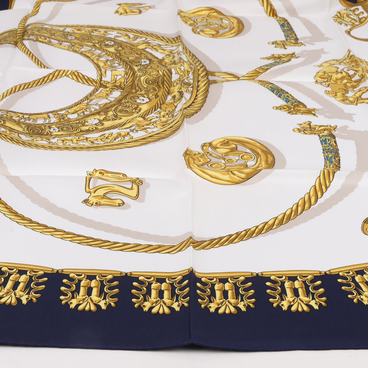 Hermès Hermès Carré 90 "LES CAVALIERS D'OR" Silk handkerchief in Navy Blue Blauw