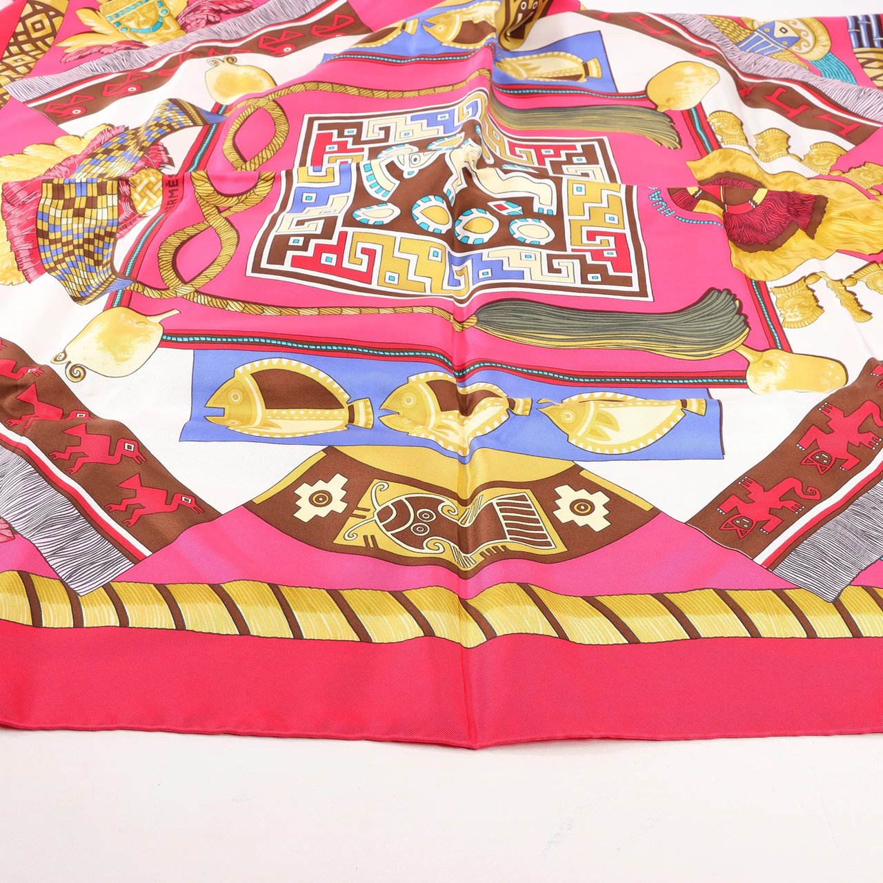 Hermès Hermès Carré 90 "HUACA PIRU" Silk handkerchief in Pink Roze