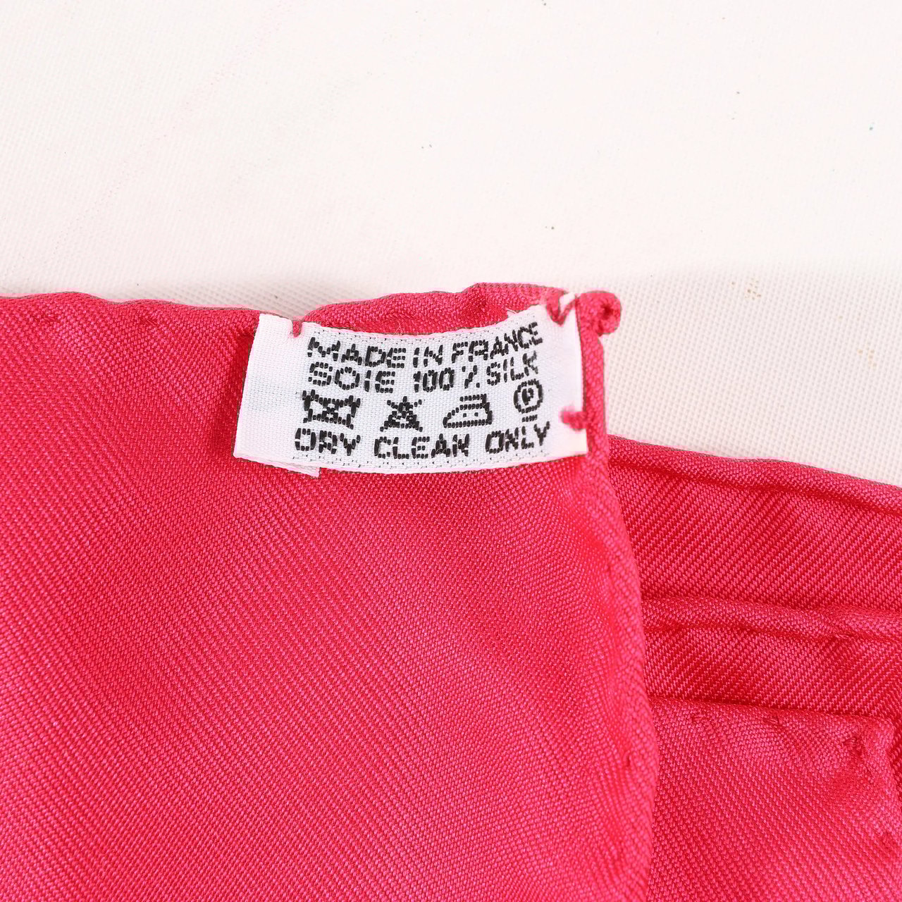 Hermès Hermès Carré 90 "HUACA PIRU" Silk handkerchief in Pink Roze