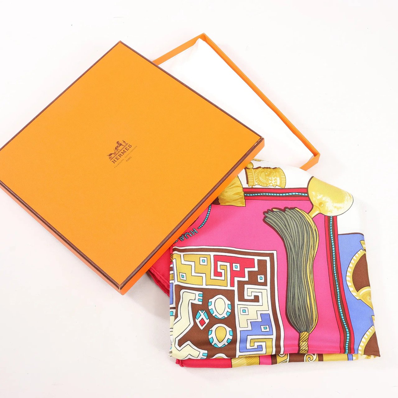 Hermès Hermès Carré 90 "HUACA PIRU" Silk handkerchief in Pink Roze