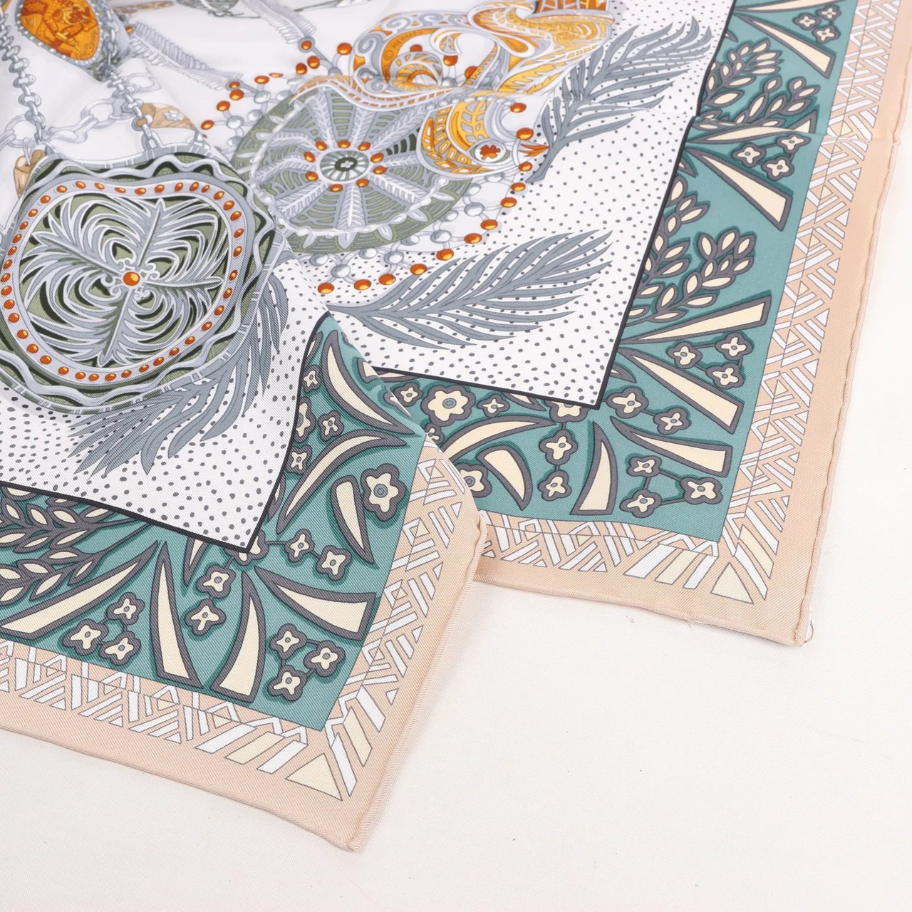 Hermès Hermès Carré 90 "Zenobie Reine de Palmyre" Silk handkerchief in Beige x Green Divers