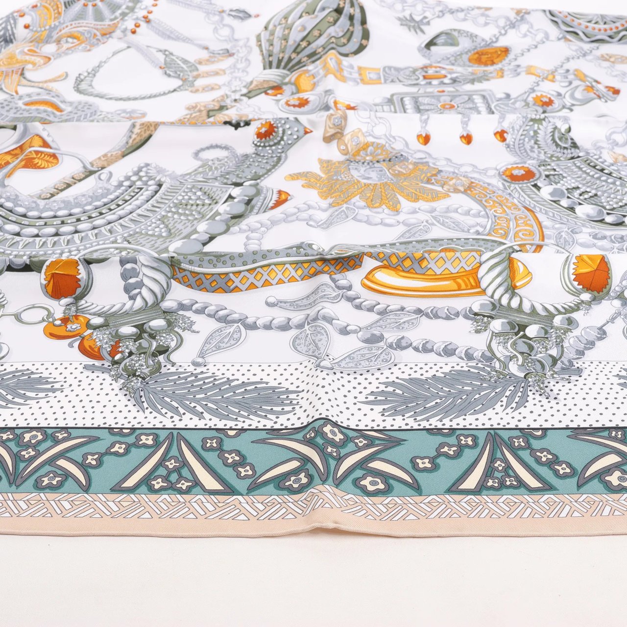 Hermès Hermès Carré 90 "Zenobie Reine de Palmyre" Silk handkerchief in Beige x Green Divers