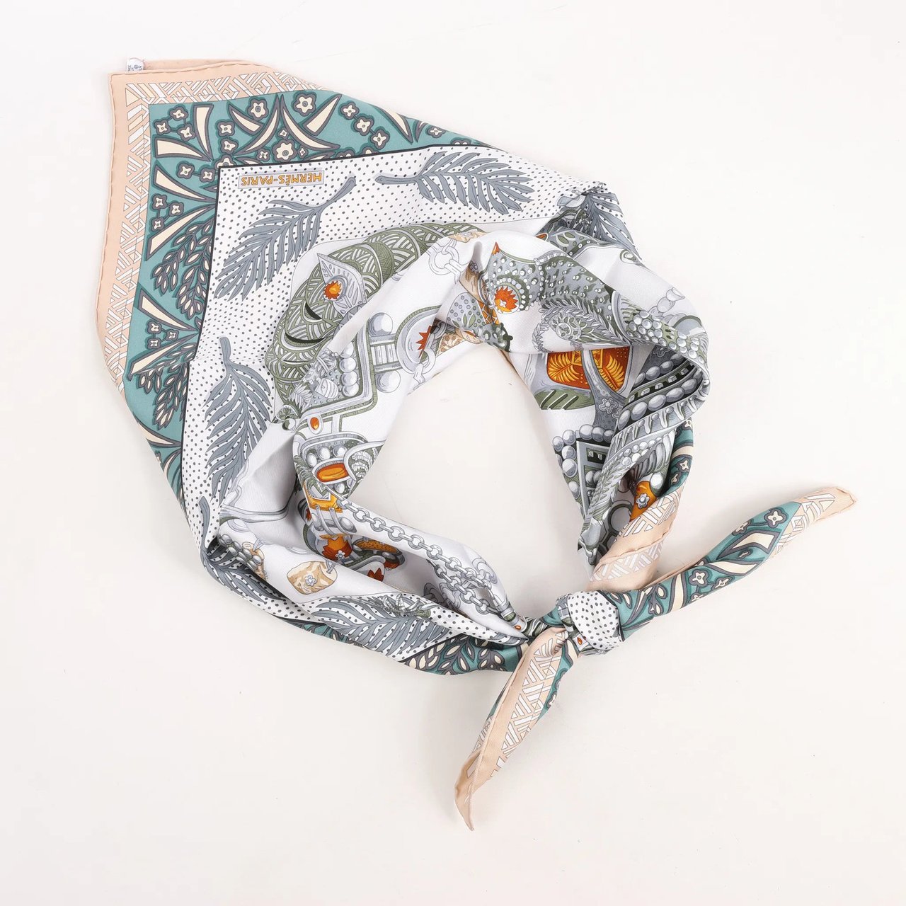 Hermès Hermès Carré 90 "Zenobie Reine de Palmyre" Silk handkerchief in Beige x Green Divers