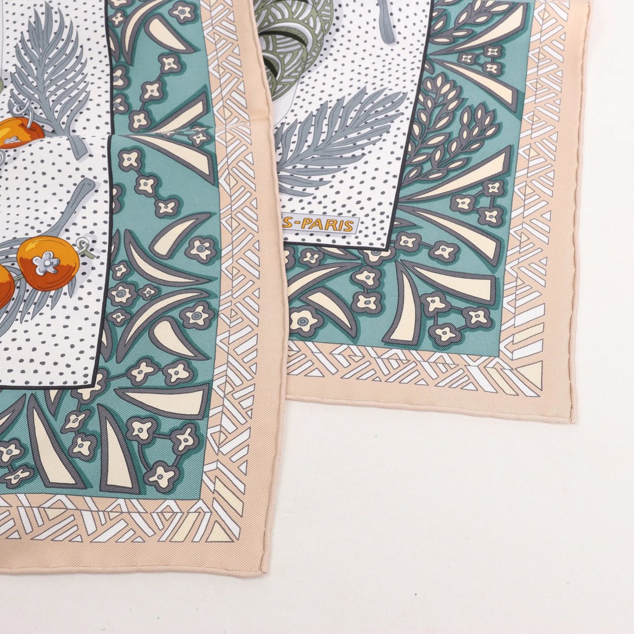 Hermès Hermès Carré 90 "Zenobie Reine de Palmyre" Silk handkerchief in Beige x Green Divers