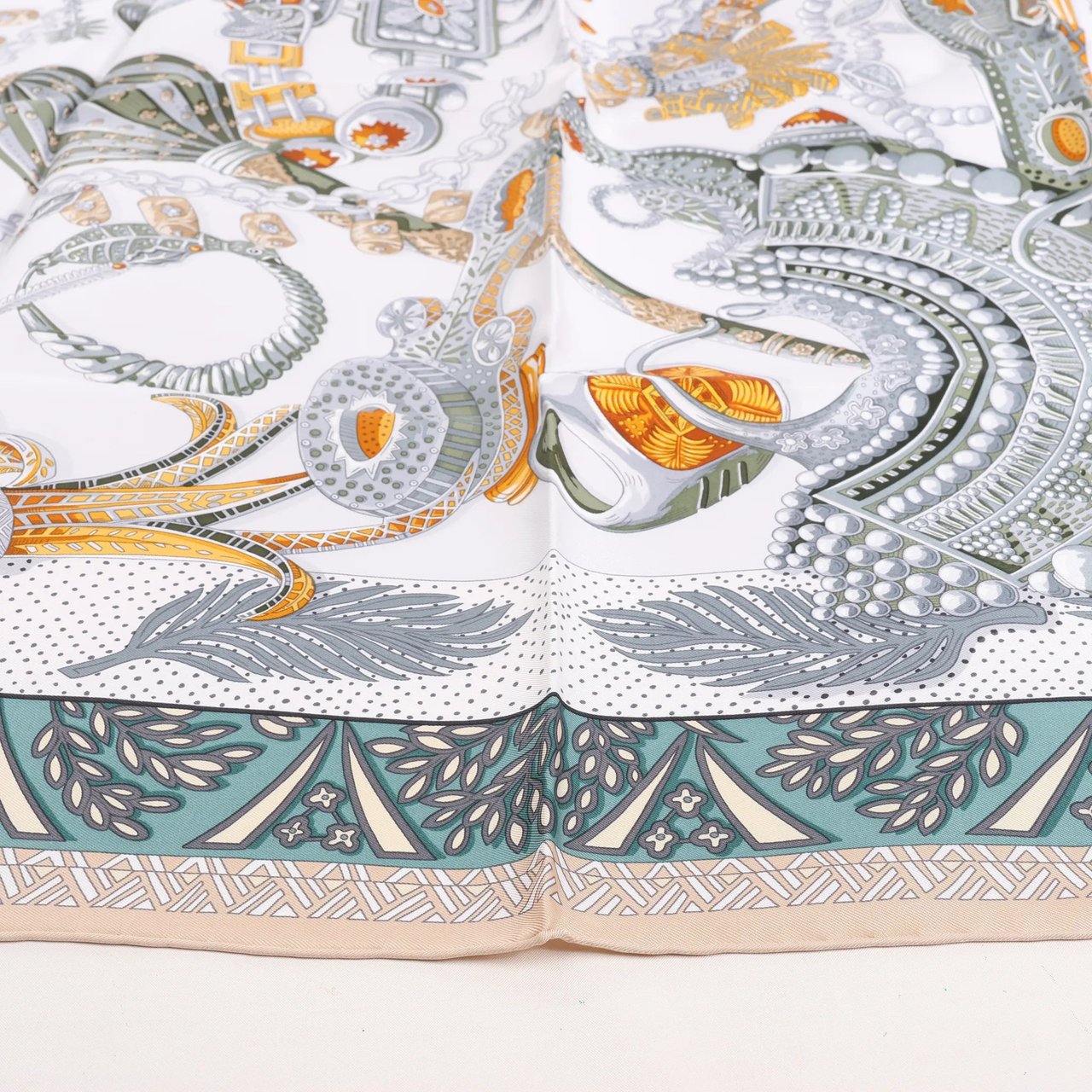 Hermès Hermès Carré 90 "Zenobie Reine de Palmyre" Silk handkerchief in Beige x Green Divers