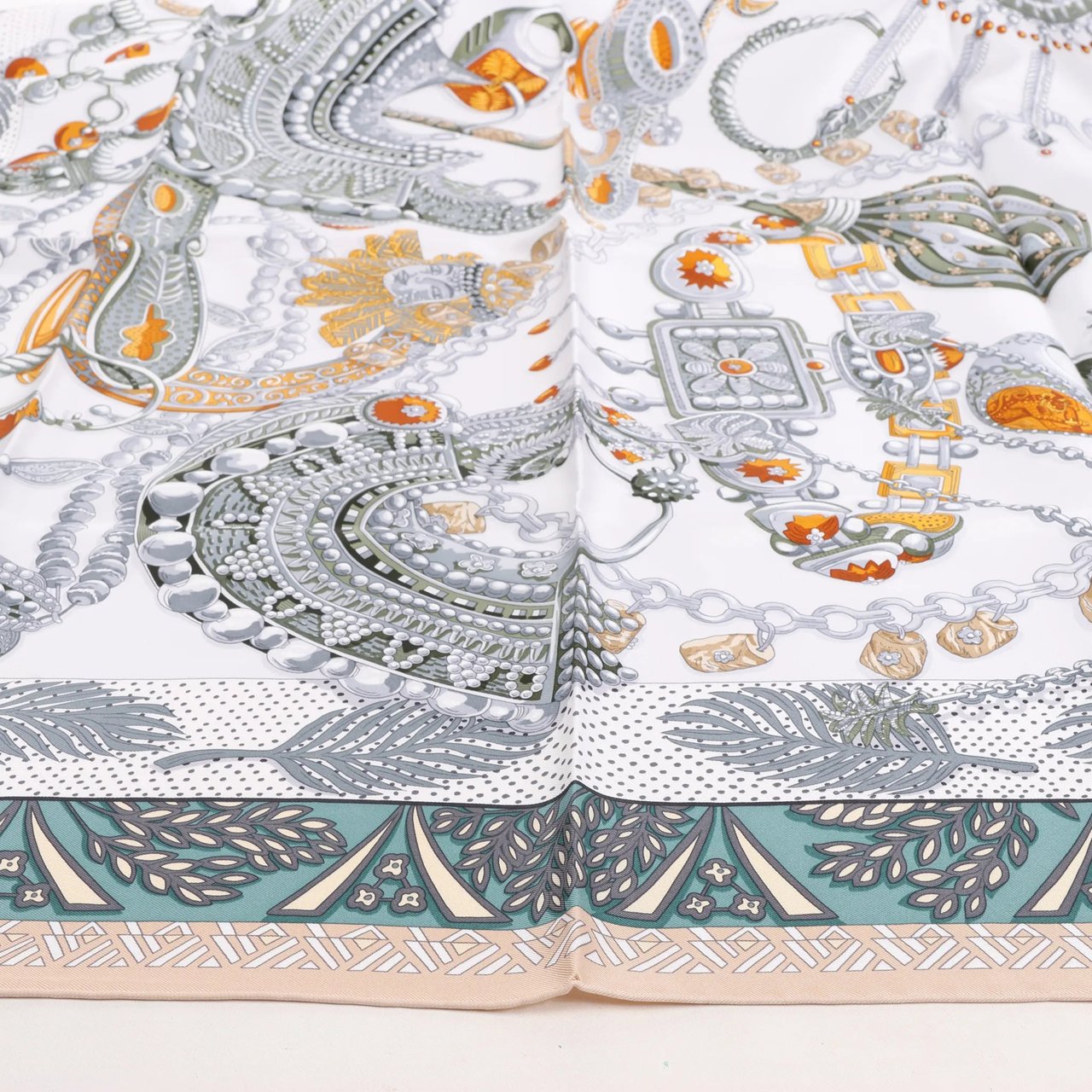 Hermès Hermès Carré 90 "Zenobie Reine de Palmyre" Silk handkerchief in Beige x Green Divers