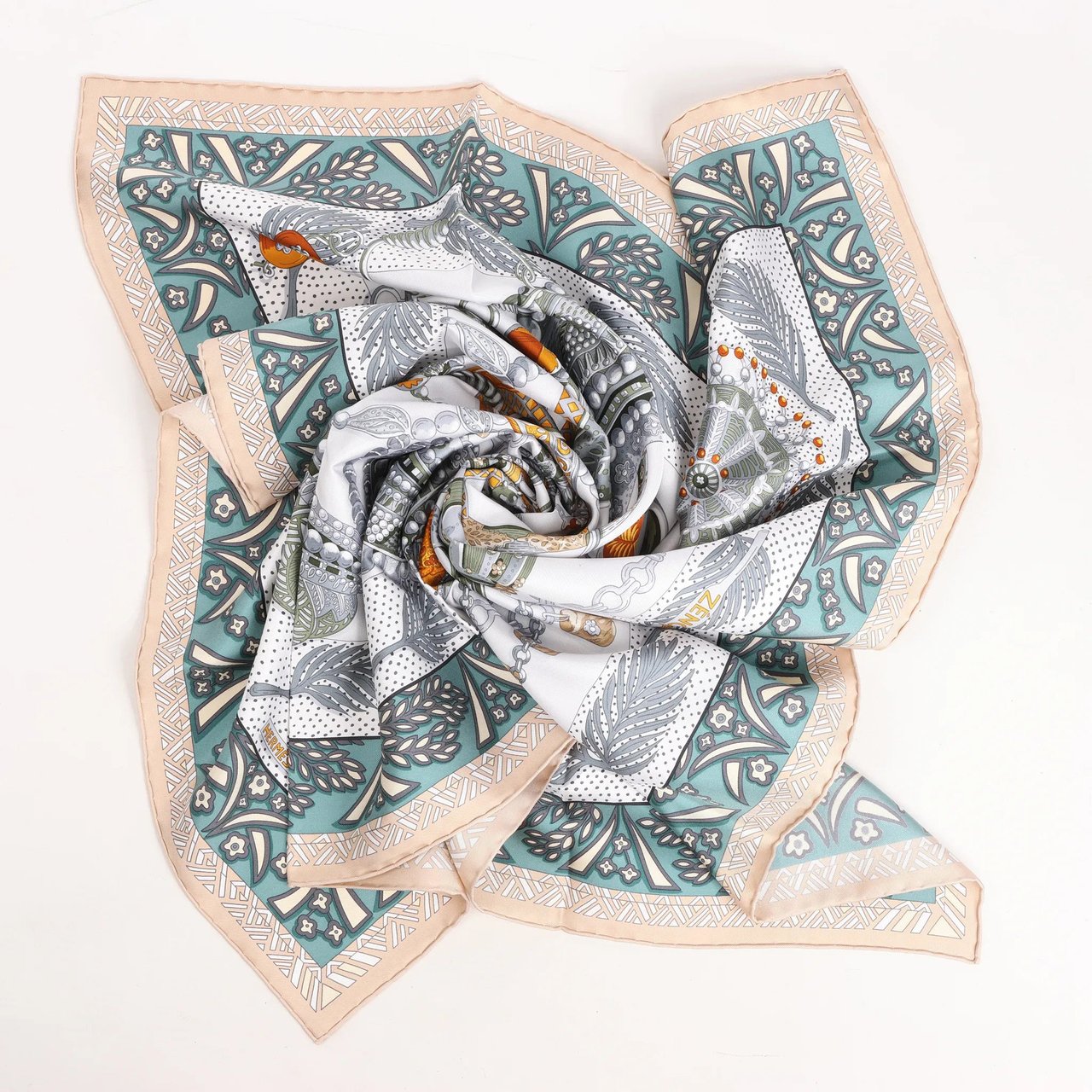 Hermès Hermès Carré 90 "Zenobie Reine de Palmyre" Silk handkerchief in Beige x Green Divers