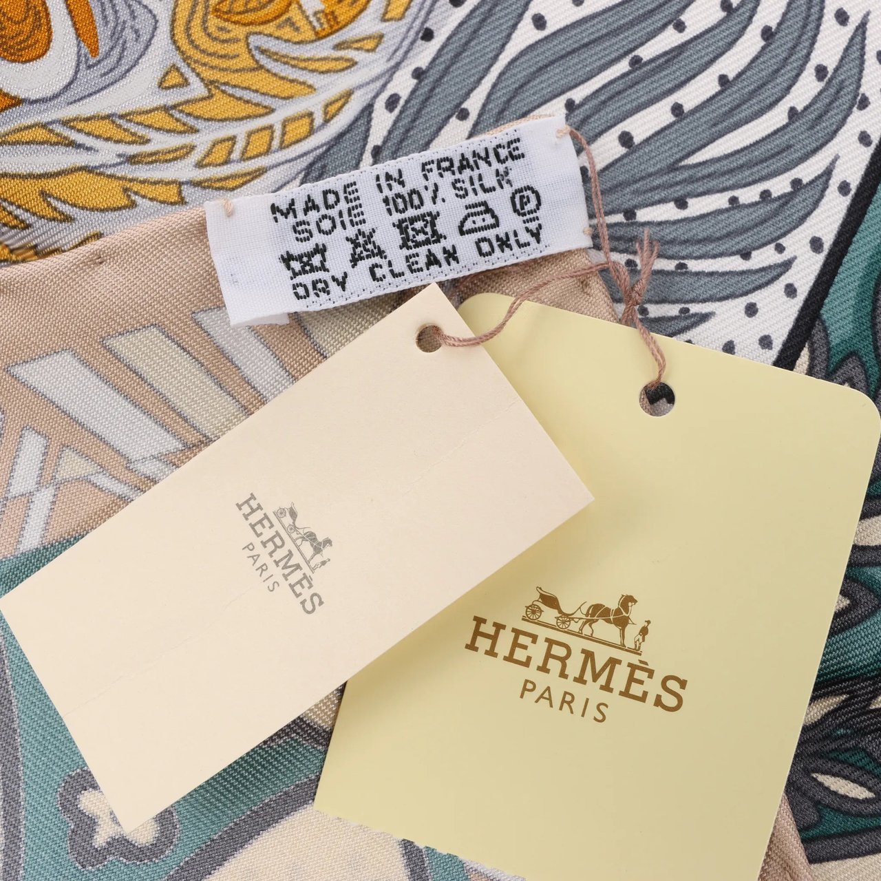 Hermès Hermès Carré 90 "Zenobie Reine de Palmyre" Silk handkerchief in Beige x Green Divers
