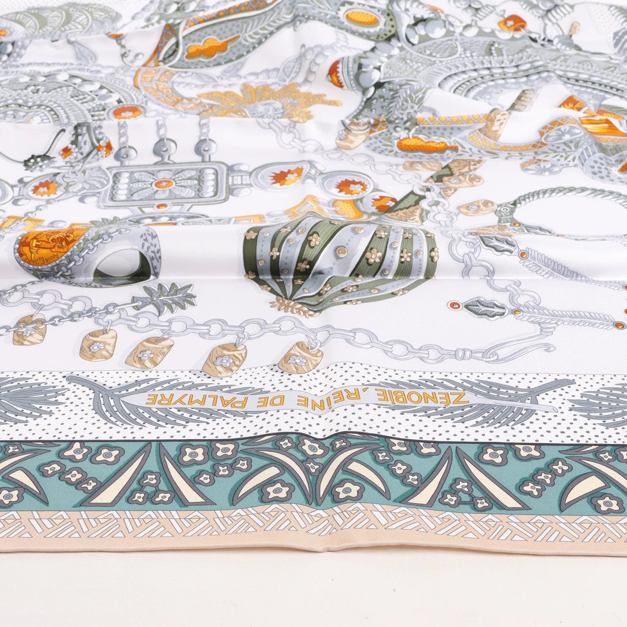 Hermès Hermès Carré 90 "Zenobie Reine de Palmyre" Silk handkerchief in Beige x Green Divers