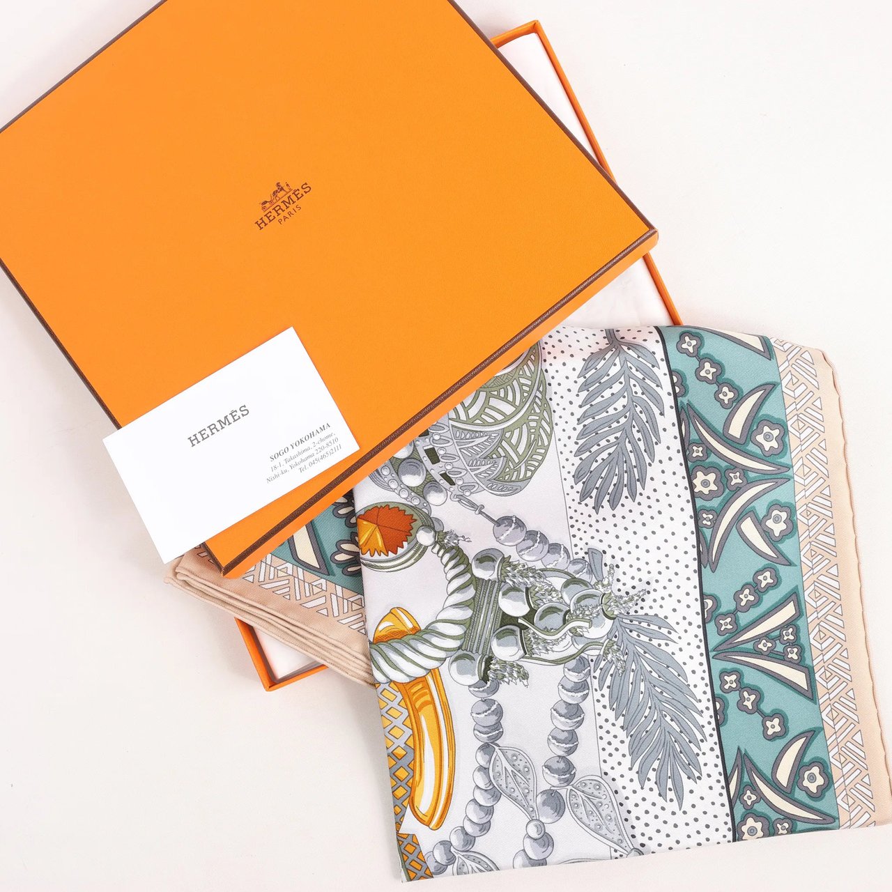 Hermès Hermès Carré 90 "Zenobie Reine de Palmyre" Silk handkerchief in Beige x Green Divers
