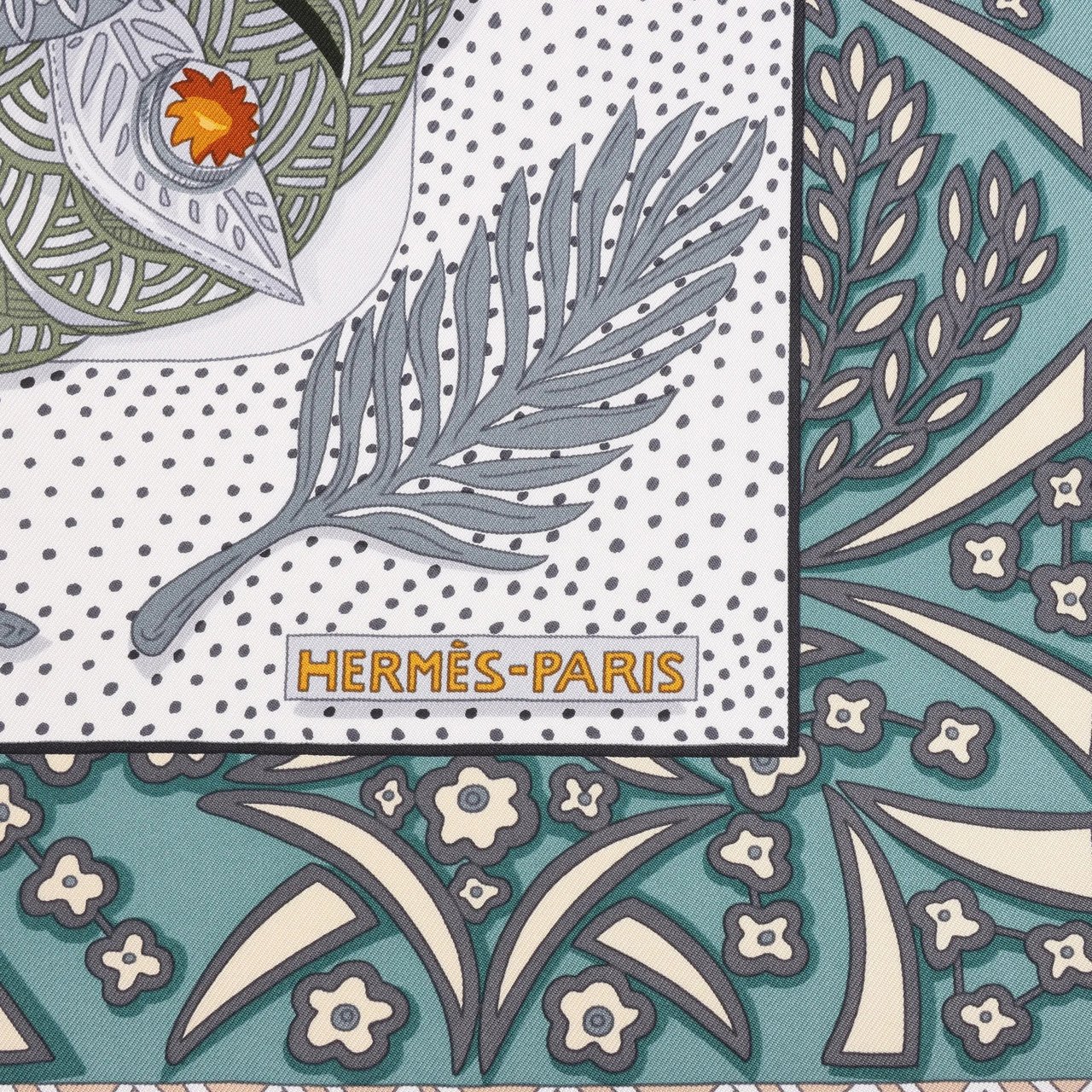 Hermès Hermès Carré 90 "Zenobie Reine de Palmyre" Silk handkerchief in Beige x Green Divers