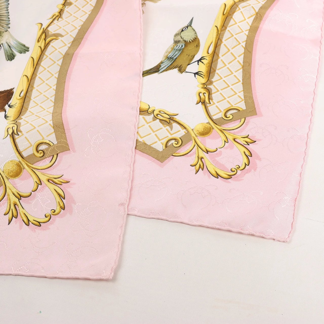 Hermès Hermès Carré 90 "La Cle des Champs" Silk handkerchief in Pink Roze