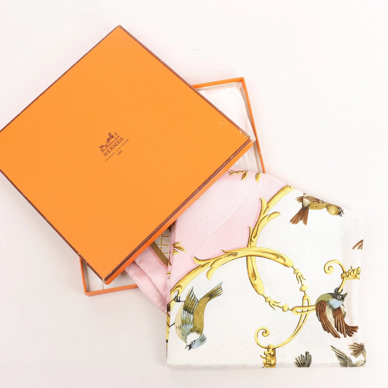 Hermès Hermès Carré 90 "La Cle des Champs" Silk handkerchief in Pink Roze