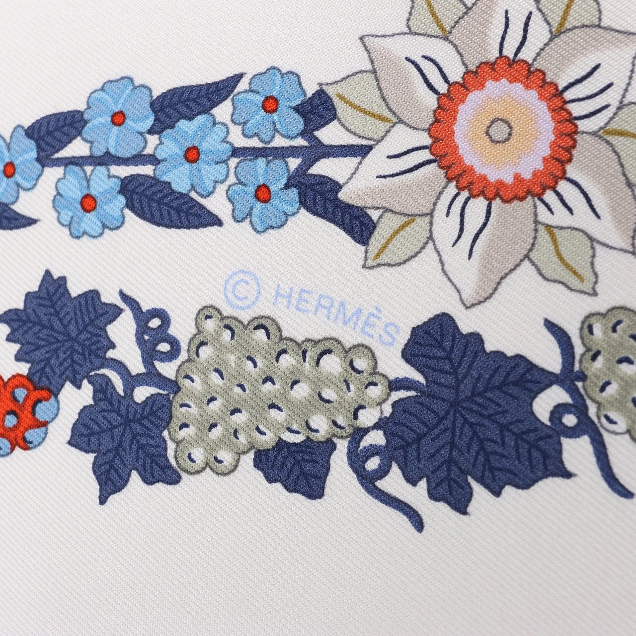 Hermès Hermès Carré 90 "BRIDES DE GALA EN FLEURS" Silk handkerchief in Beige Divers