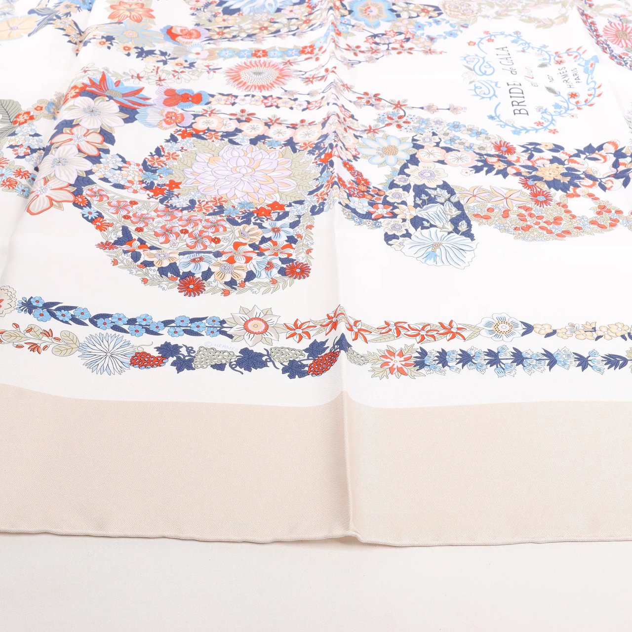 Hermès Hermès Carré 90 "BRIDES DE GALA EN FLEURS" Silk handkerchief in Beige Divers