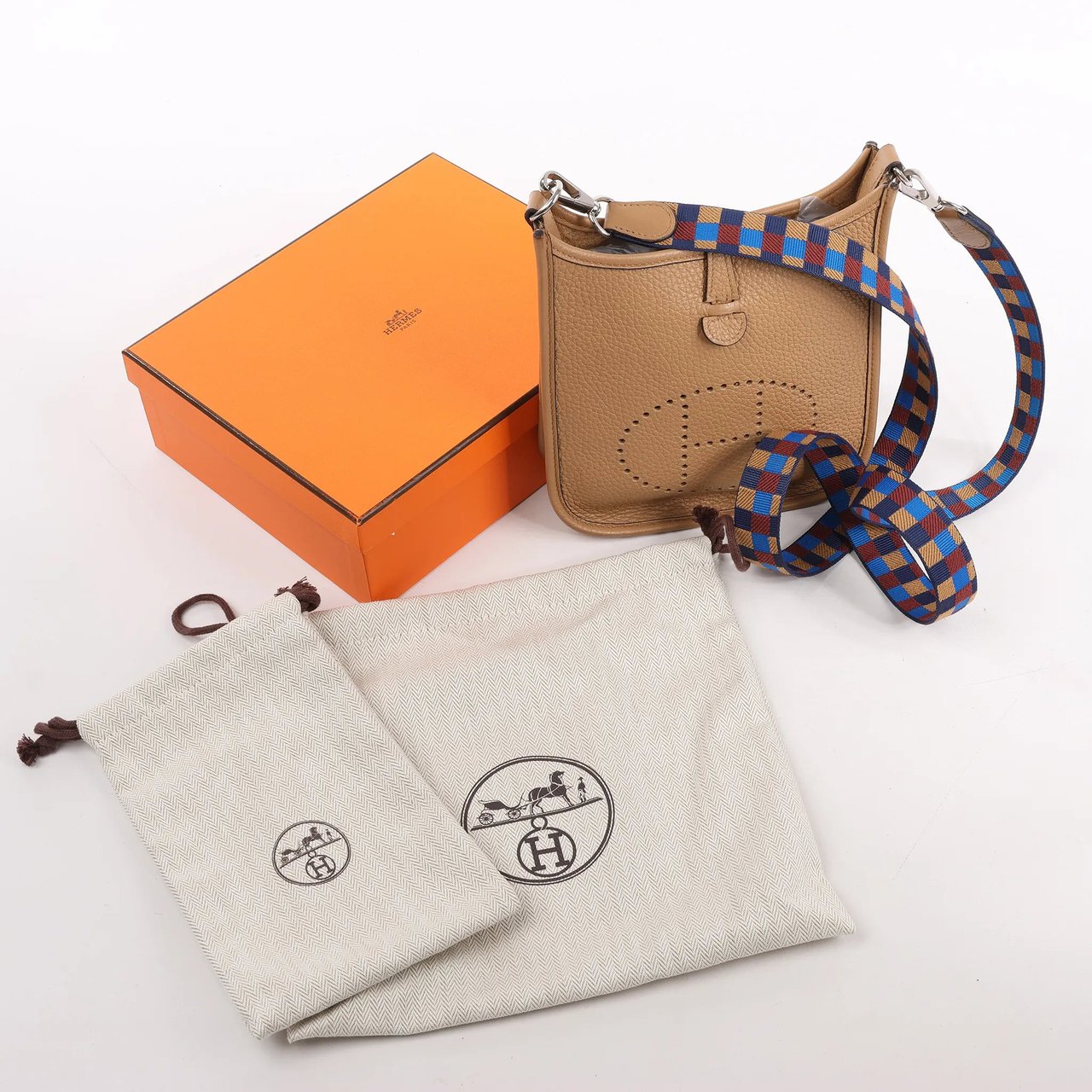 Hermès Hermès Evelyne Taurillon Clemence Maxi Quadrille TPM Chai Shoulder bag U:2022 Bruin