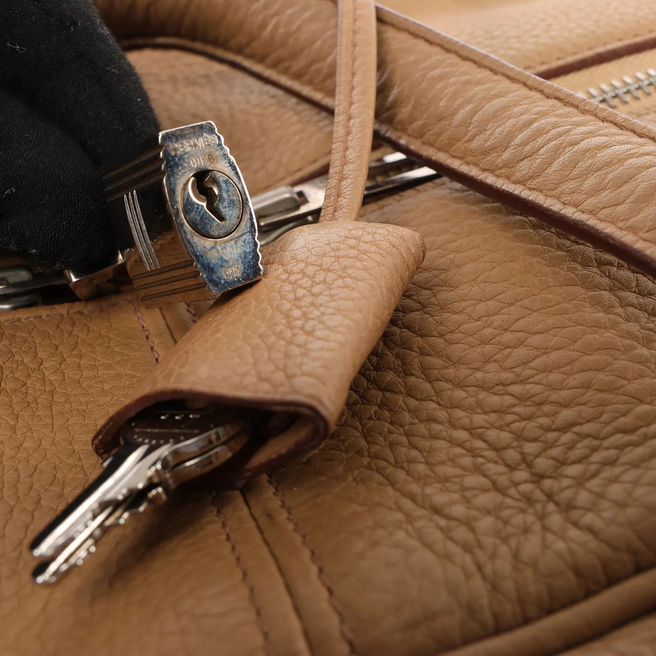 Hermès HERMES Victoria 43 Taurillon Clemence Handbag in Brown □L: 2008 Bruin