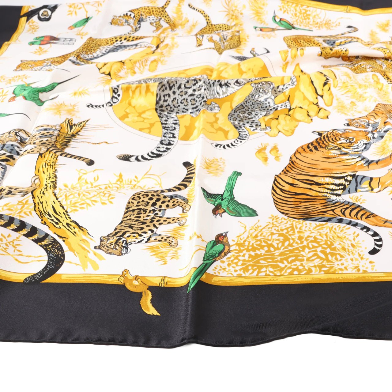 Hermès Hermès Carré 90 "tendresse feline" Silk handkerchief in Black x Yellow Divers