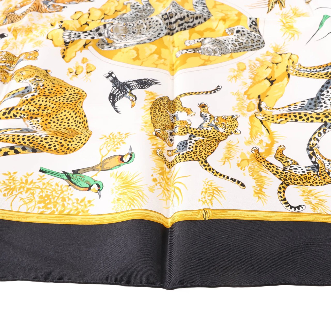 Hermès Hermès Carré 90 "tendresse feline" Silk handkerchief in Black x Yellow Divers