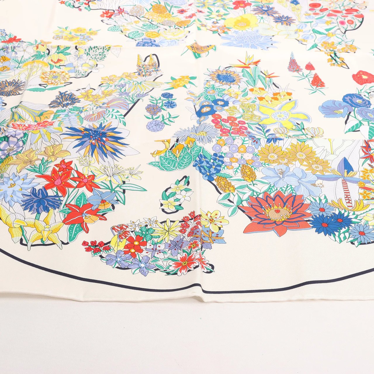 Hermès Hermès Carré 90 "PLANIFLEURS" Silk handkerchief in Ecru Divers