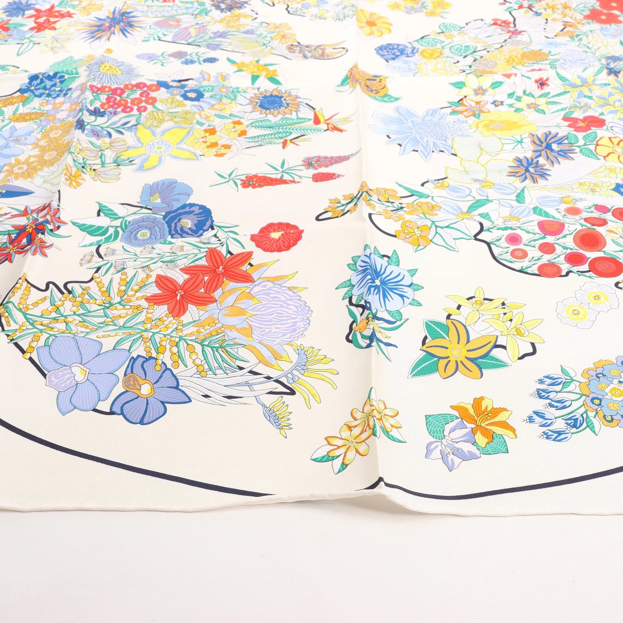 Hermès Hermès Carré 90 "PLANIFLEURS" Silk handkerchief in Ecru Divers