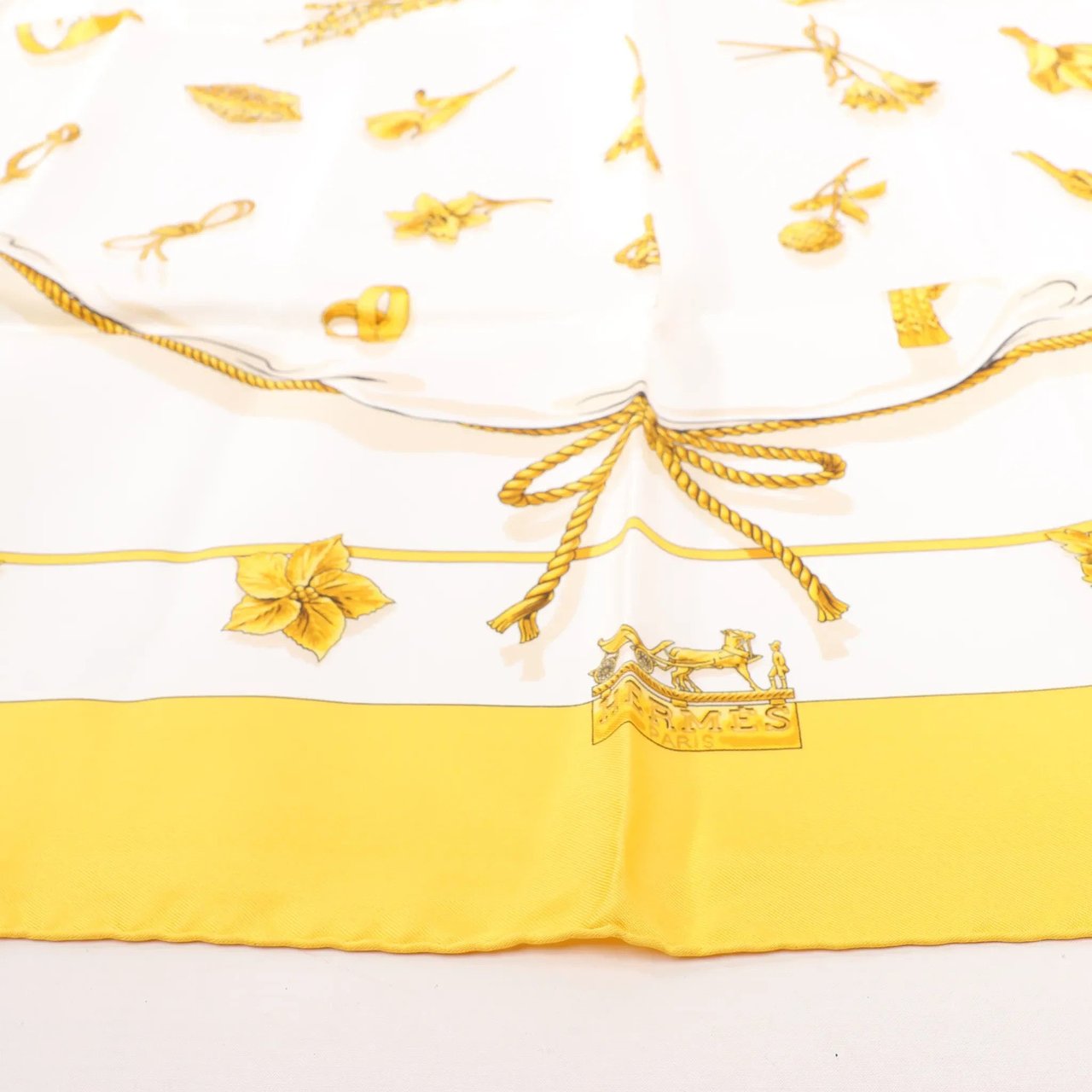 Hermès Hermès Carré 90 "Clips" Silk handkerchief in Yellow Divers