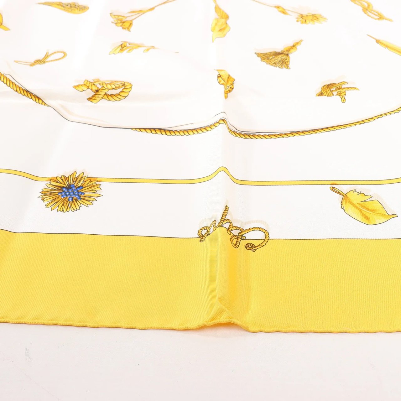 Hermès Hermès Carré 90 "Clips" Silk handkerchief in Yellow Divers