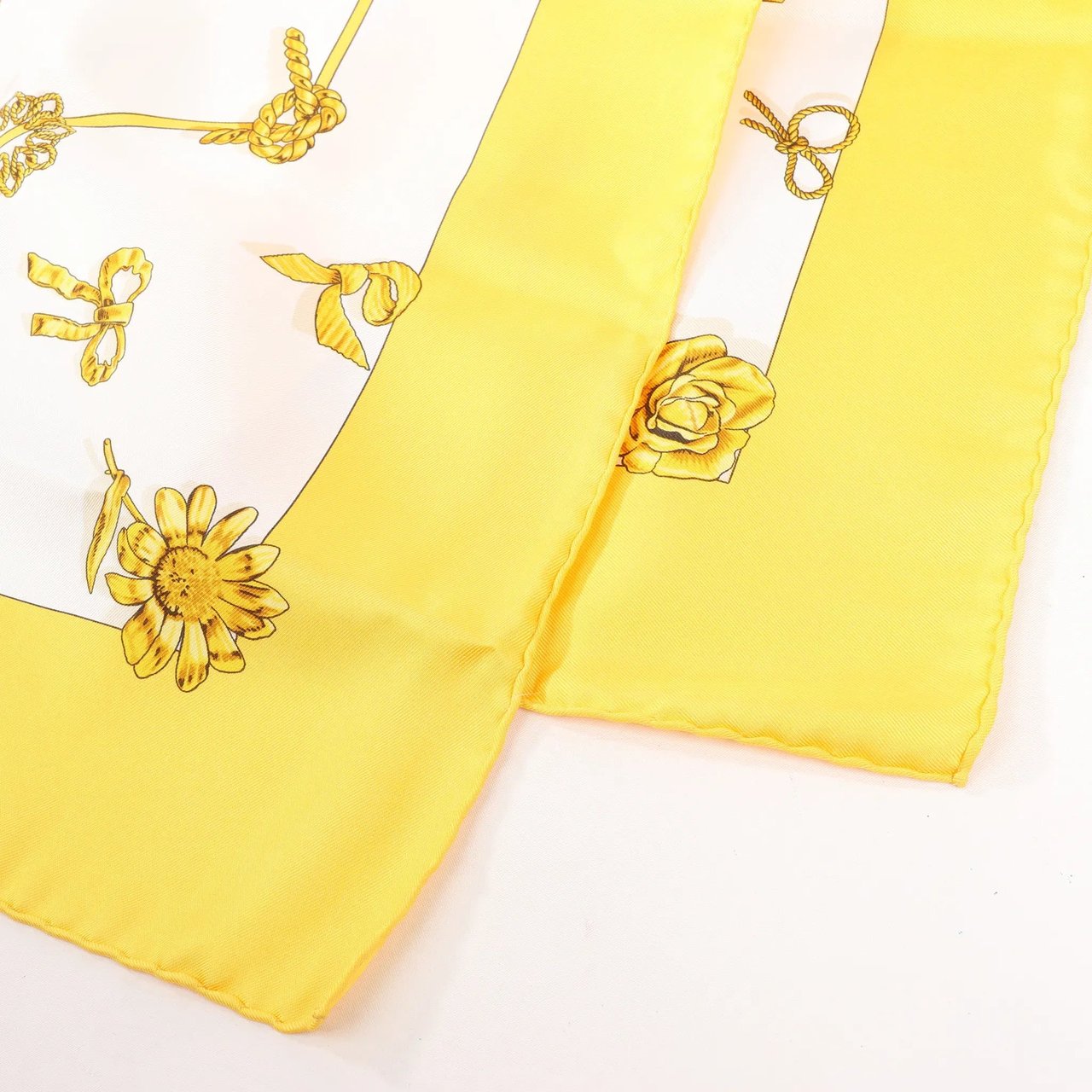 Hermès Hermès Carré 90 "Clips" Silk handkerchief in Yellow Divers