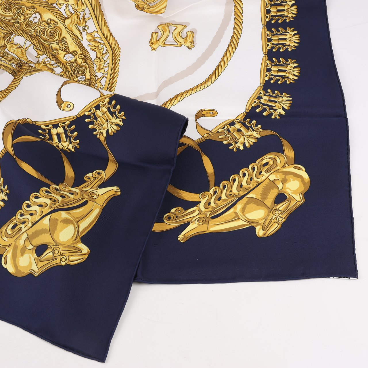 Hermès Hermès Carré 90 "LES CAVALIERS D'OR" Silk handkerchief in Navy Blue Divers