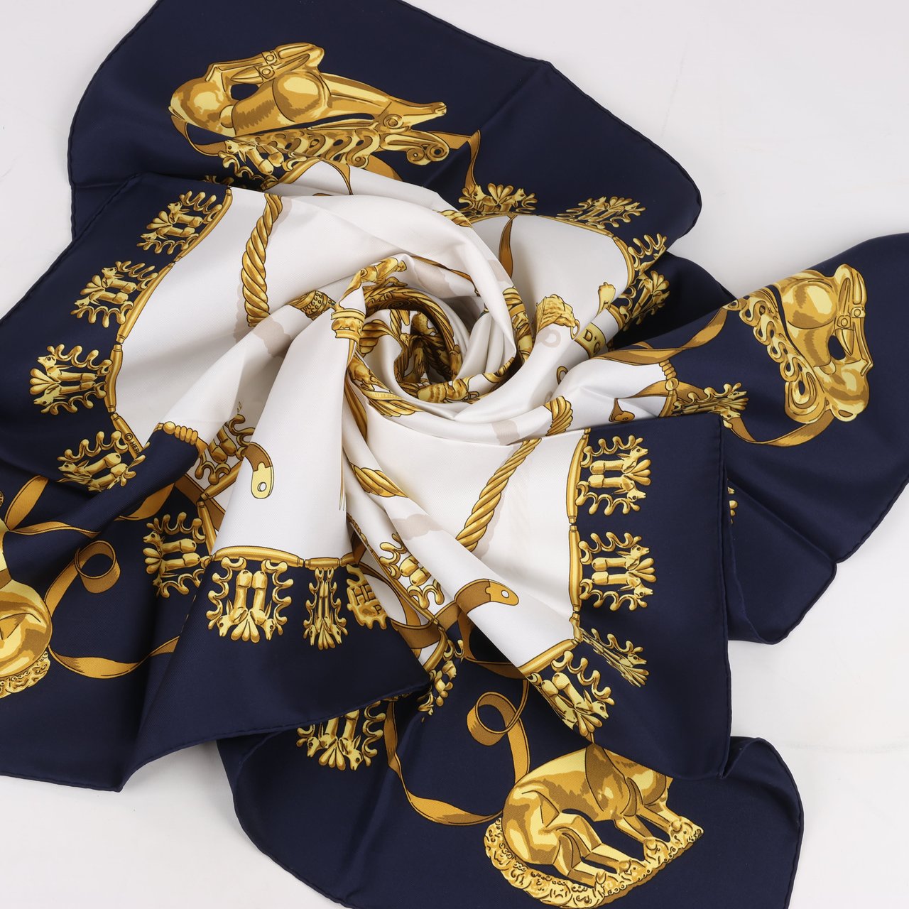 Hermès Hermès Carré 90 "LES CAVALIERS D'OR" Silk handkerchief in Navy Blue Divers