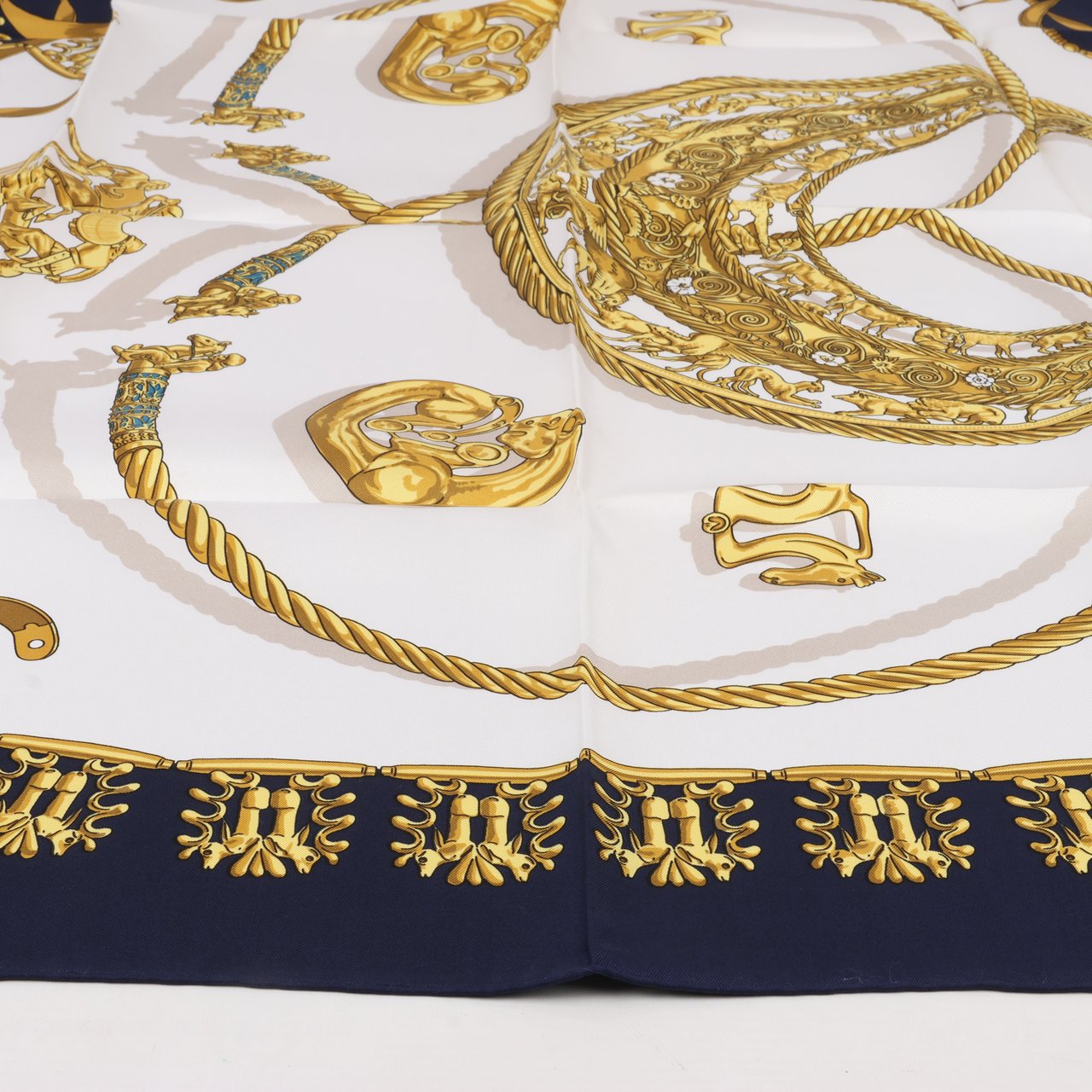 Hermès Hermès Carré 90 "LES CAVALIERS D'OR" Silk handkerchief in Navy Blue Divers