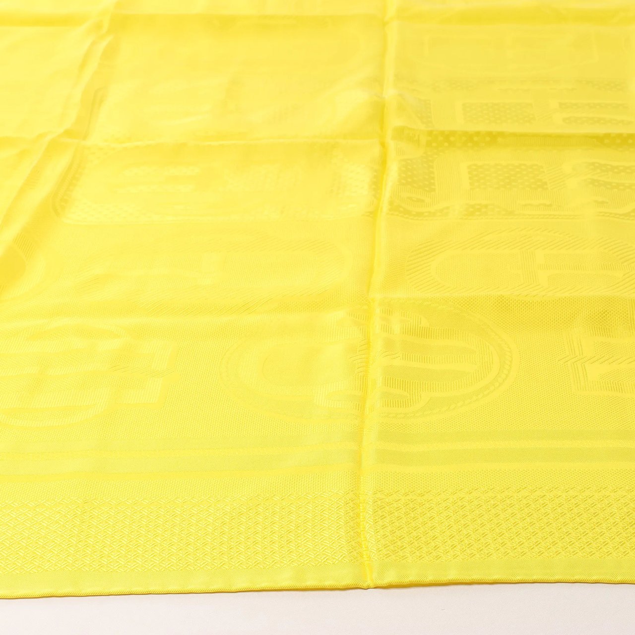 Hermès Carré 90 "BOVCLERIE MODERNE" Silk handkerchief in Yellow Geel